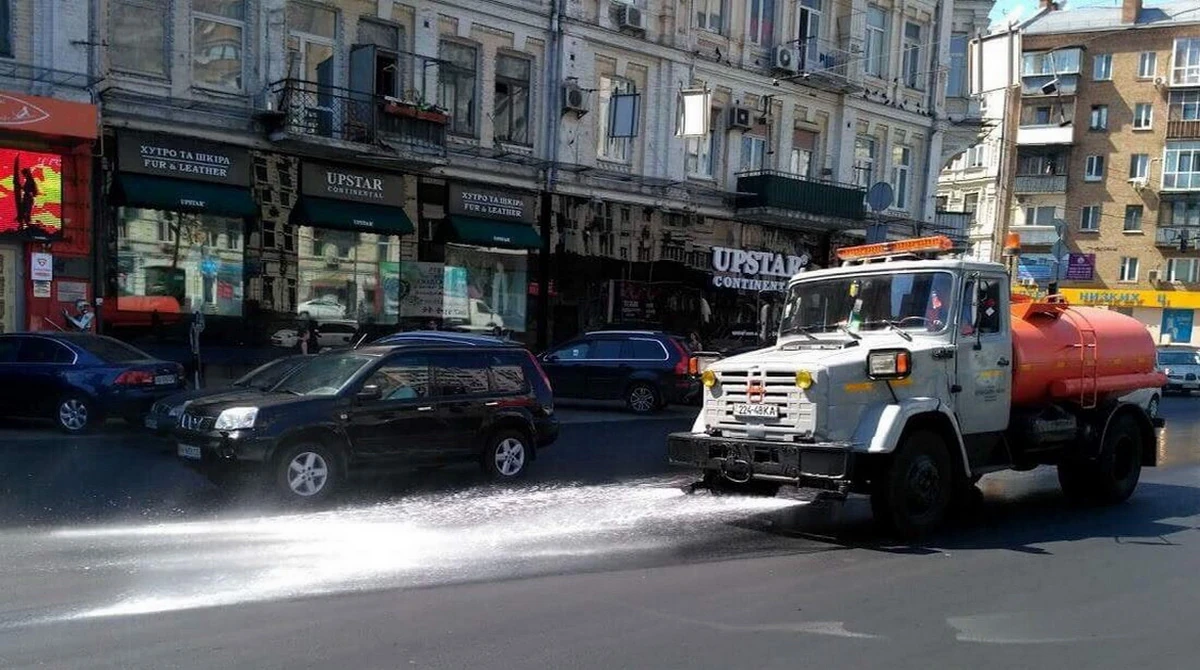 Поливочная машина на улице в Киеве