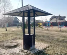 Бювет поруч із дитячим майданчиком