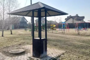 Бювет поруч із дитячим майданчиком