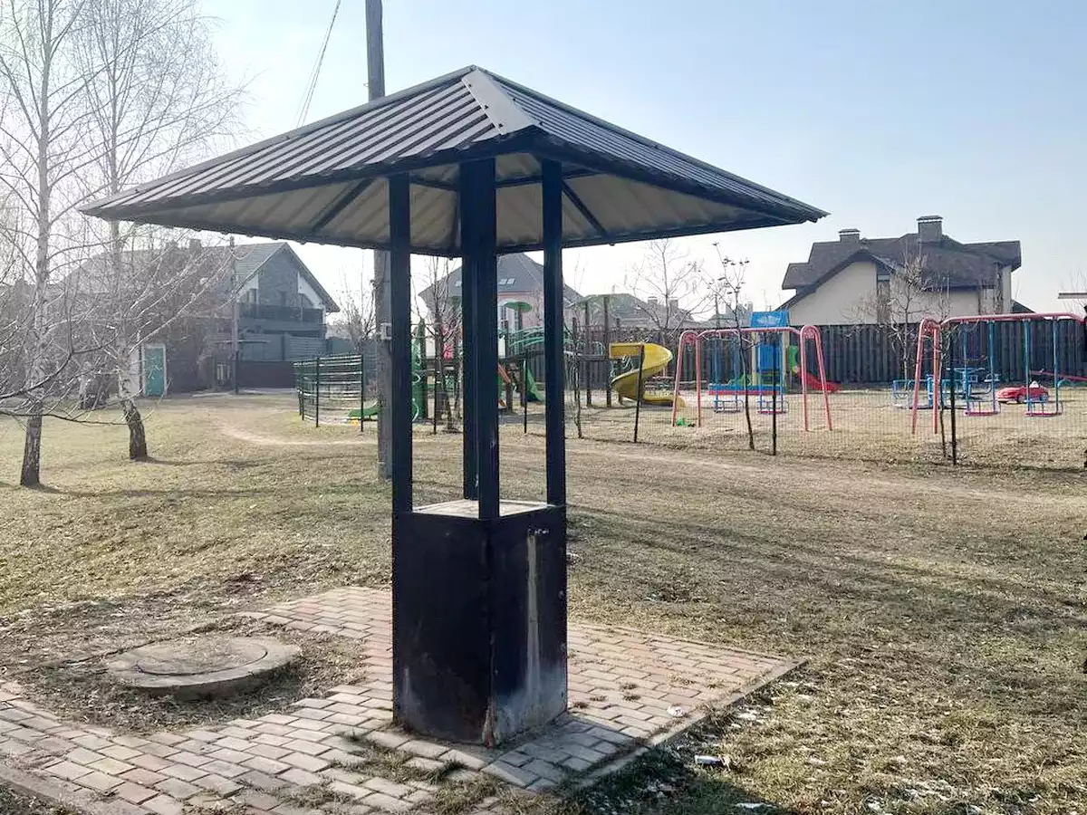 Бювет рядом с детской площадкой