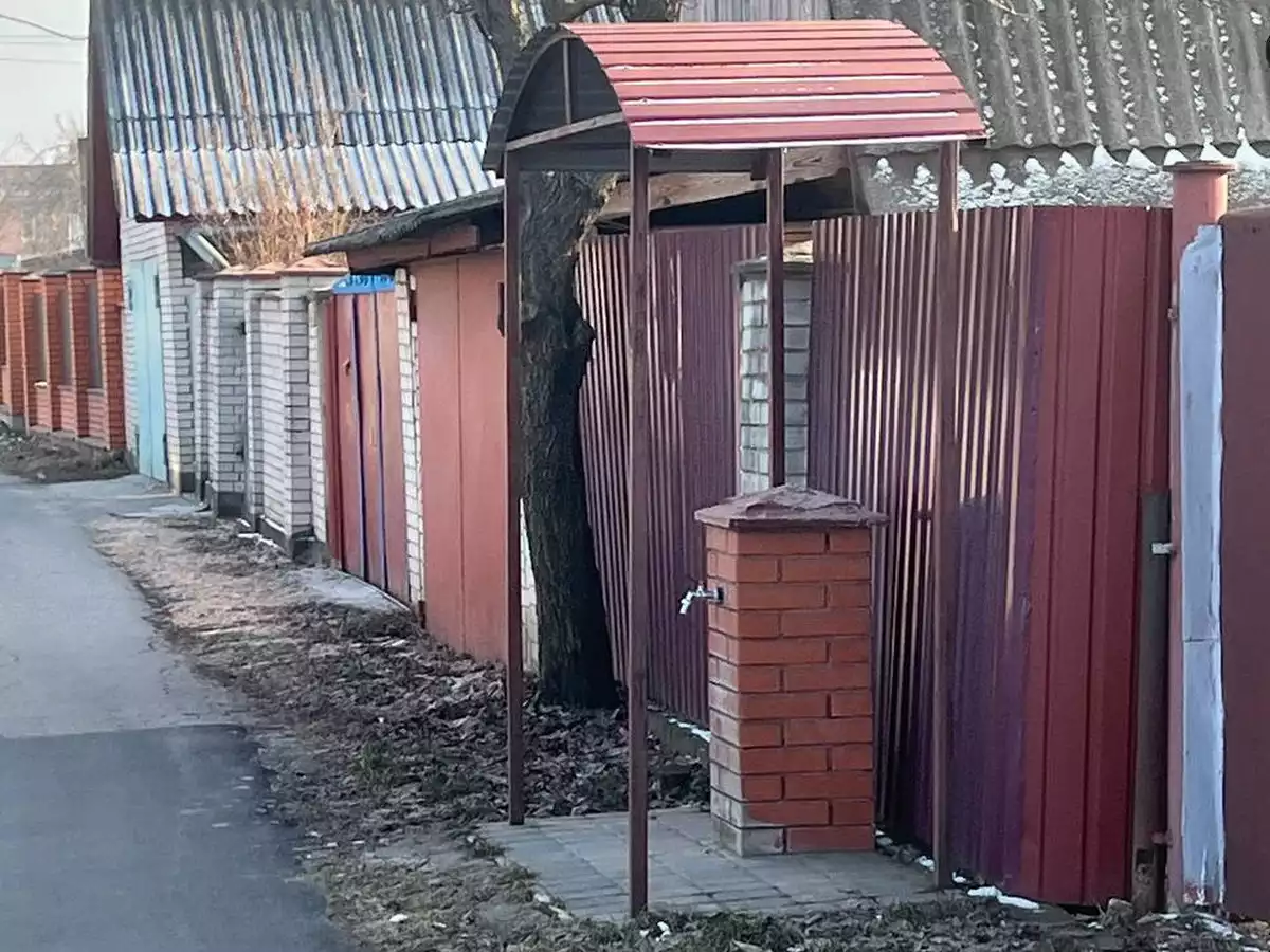 Бювет посреди улицы в селе