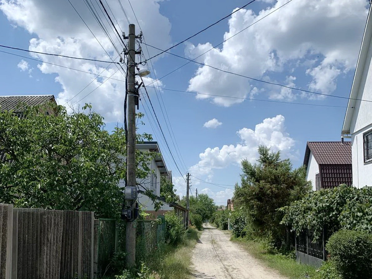 Линия электропередачи с уличным освещением