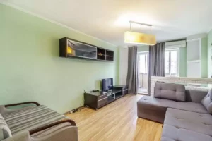 Комната с минимумом мебели и люстрой